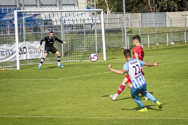 Fotbalisté Prostějova (v bílo-modrém) prohráli s Líšní 0:1.