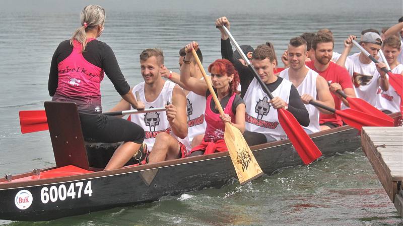 Hokejisté prostějovských Jestřábů si vyzkoušeli plavbu na dračí lodi s Rebelkami