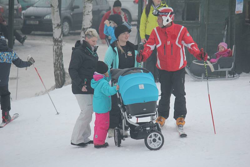 Ve skiareálu Kladky se v sobotu uskutečnil další ročník Kladecké lyže. Nejmladšímu závodníkovi nebyly ještě ani tři roky. Foto: Deník/Michal Sobecký