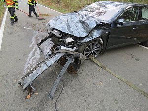 Superb na odpis. V úterý před polednem na silnici mezi Holubicemi a Lipovou havarovalo osobní auto Škoda Superb, které řídil teprve osmnáctiletý muž.