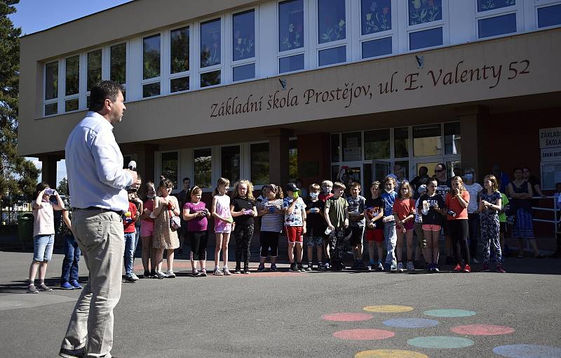 Před prostějovskou školou E. Valenty "pokřtili" novou knihobudku