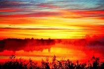 Podzimní říjnové svítání a mlha na Čelčickém rybníku.