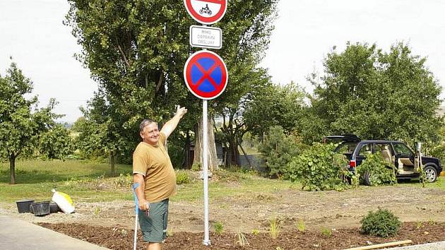 Rozhodnutí starostky, zakázat Čižmářovým jezdit ke svému domu vozem, nechápou ani opoziční zastupitelé