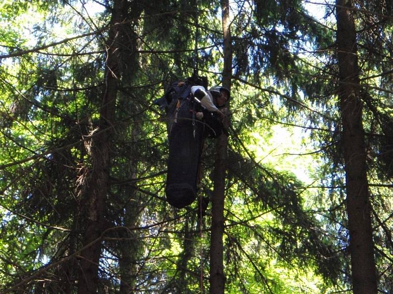 Záchrana paraglidisty u Ptení