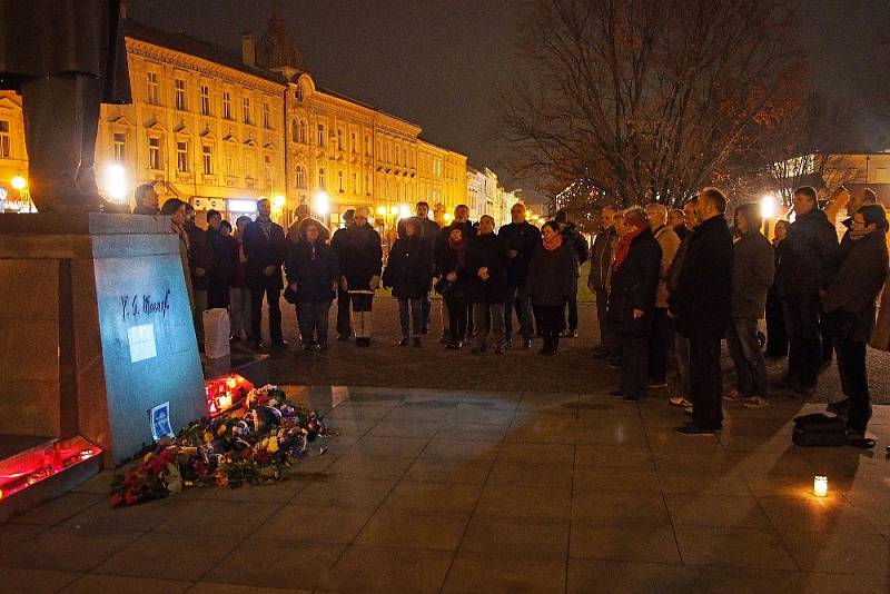 Přibližně čtyřicítka lidí si na náměstí TGM v Prostějově připomněla 17. listopad po svém. 