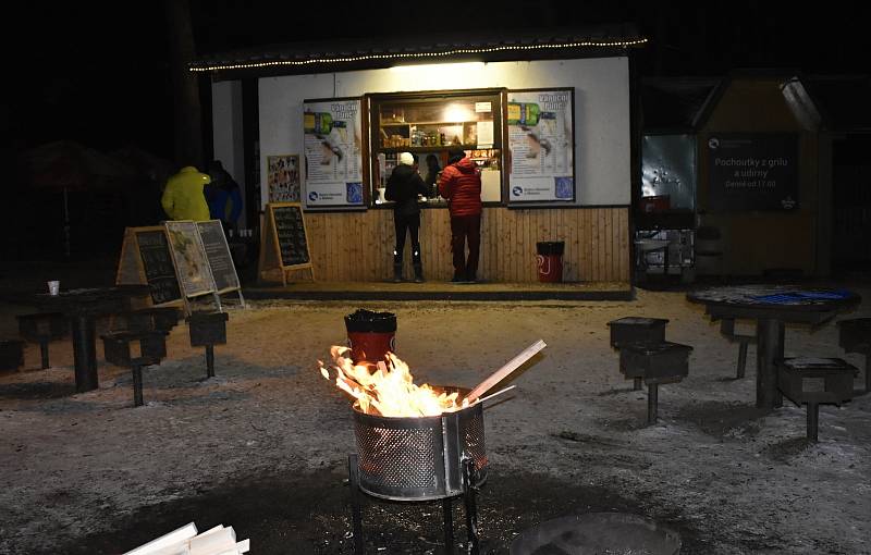 Nasvícený "pahorek" u říčky Hloučely láká malé i velké bobisty a sáňkaře.