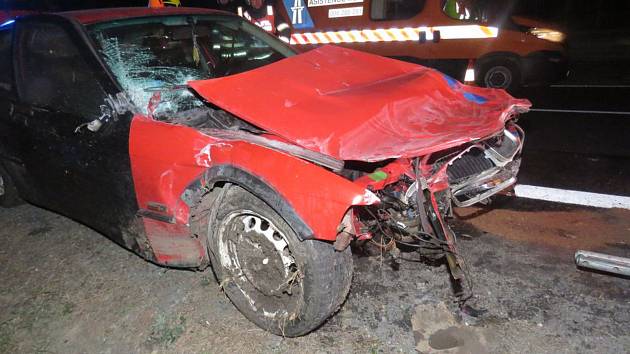 Řidič bavoráku usnul z volantem na dálnici, auto na odpis