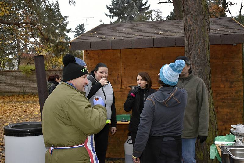 Zabíjačkové hody v prostějovském lesoparku Hloučela v bistru U Matesů, 13. 11. 2021