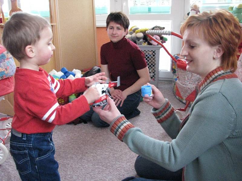 Děti s rodiči při zápisu do mateřské školy. 