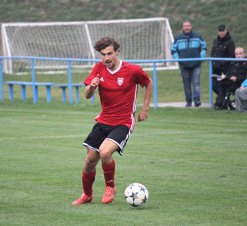 Mohelničtí fotbalisté (ve fialovém) vyhráli v posledním utkání podzimu v Kralicích 6:1.