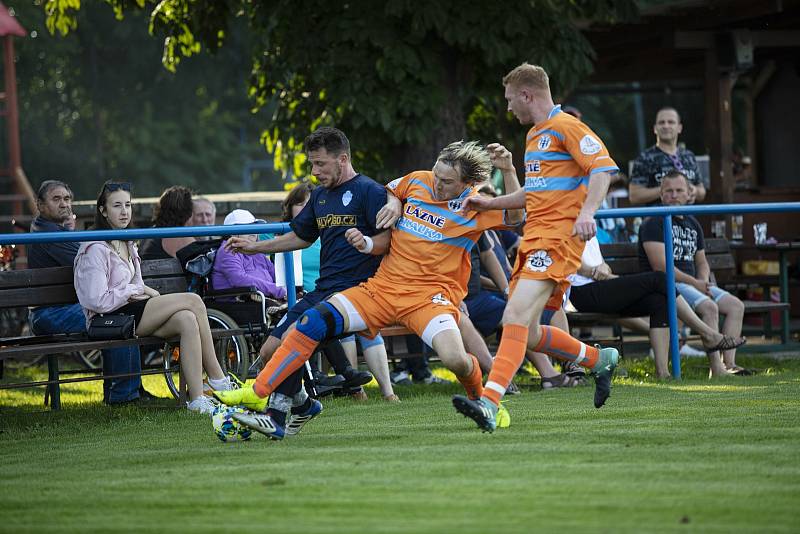 Fotbalisté Vrahovic (v černém) porazili Výšovice 3:2.