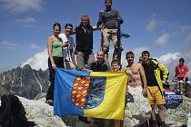 Členové Adrenalinsport klubu Prostějov na vrcholu Slavkovského štítu ve Vysokých Tatrách.