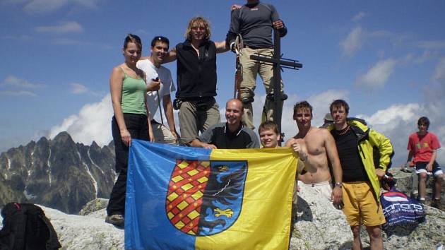 Členové Adrenalinsport klubu Prostějov na vrcholu Slavkovského štítu ve Vysokých Tatrách.