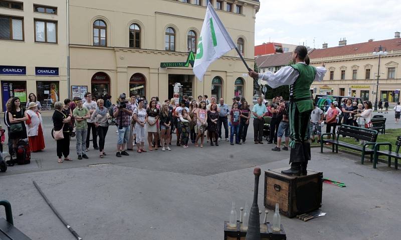 Zahájení 58. ročníku festivalu poezie - Wolkrův Prostějov, Komediální akrobatické vystoupení spojené s předáním symbolického klíče od městských bran