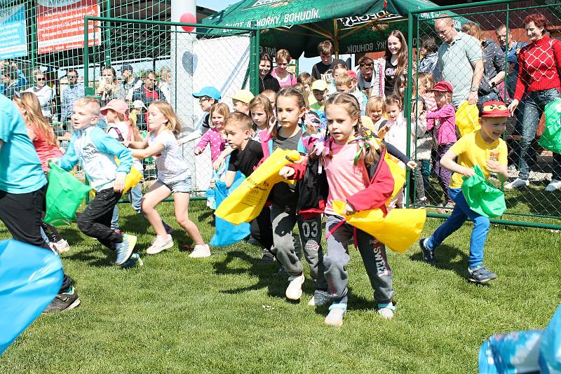 Stovky dětí se bavily na Velikonočním festivalu ve sběru vajíček, fotbalové hřiště Čechovice. 22.4. 2019