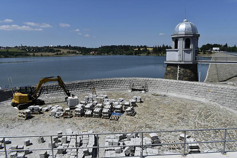 Rok a půl trvající práce na přehradním přelivu a výpusti plumlovské přehrady se pomalu chýlí ke konci. 3.7. 2022