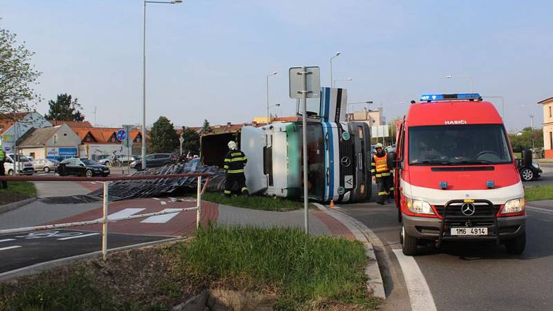 Úterní nehoda náklaďáku na Dolní ulici v Prostějově