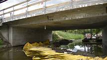 Betonáž rekonstruovaného mostu přes říčku Romži ve Vrahovicích znemožňuje průchod chodcům i cyklistům. 1.7. 2021