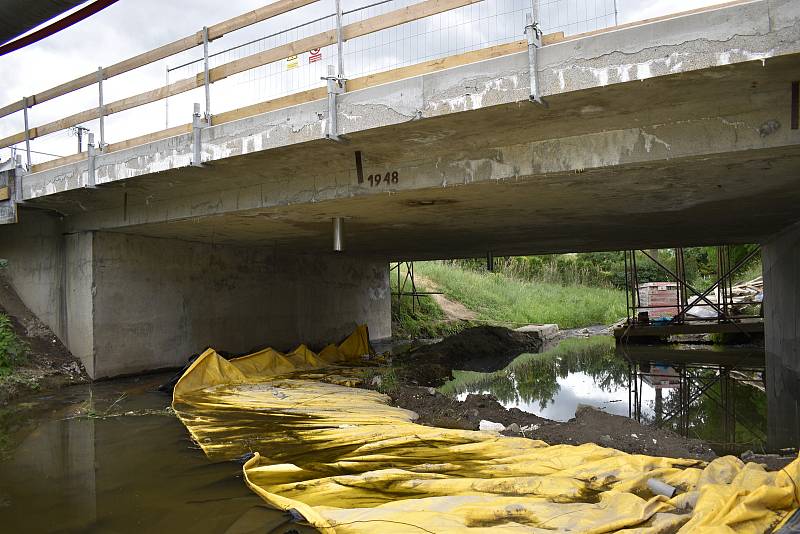 Betonáž rekonstruovaného mostu přes říčku Romži ve Vrahovicích znemožňuje průchod chodcům i cyklistům. 1.7. 2021