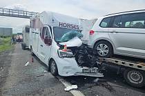 Krátce po pátečním poledni došlo na 22,5 kilometru dálnice D46 ve směru od Vyškova na Prostějov k hromadné dopravní nehodě.