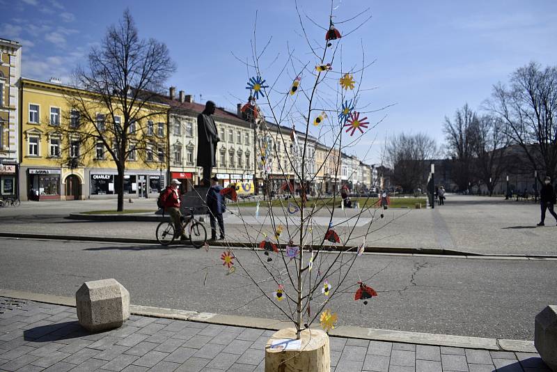 Třináct nazdobených stromečků připomíná před prostějovskou radnicí velikonoční období. 30.3. 2021