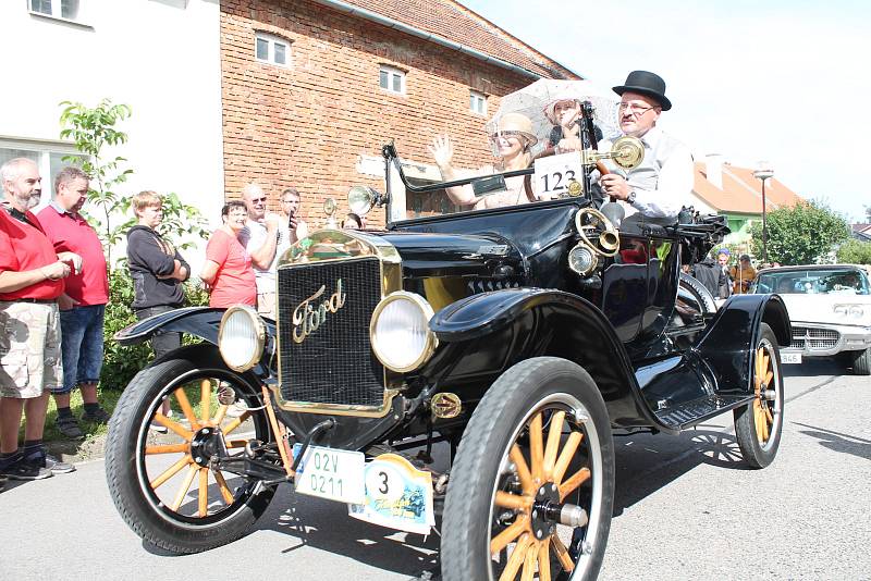 Přehlídka historických motorových vozidel v rámci soutěžní přehlídky Rallye na pohodu - z lázní do lázní. 18.8. 2019