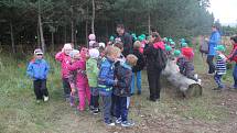 Desítky dětí ze škol v okolí Velkého Kosíře se sešly na jeho vrcholu. Čekaly je úkoly, hry ale také pohyb.
