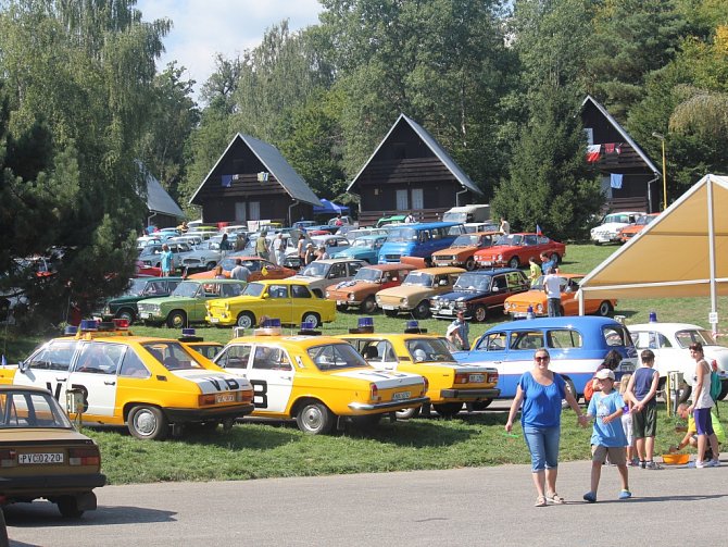 V plumlovském campu Žralok se o víkendu konalo 1. moravské setkání automobilů a motorek RVHP. Nadšenci a majitelé historických vozidel přijížděli do Plumlova z celé republiky, ti nejvzdálenější byli až ze slovenské Prievidze.