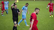 Fotbalisté Prostějova (v bílo-modrém) prohráli s Líšní 0:1.