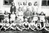 TŘÍDA 1. a ve školním roce 1950/1951. Na fotografii spolužáci z kostelecké základní školy se svou třídní učitelkou Vlastou Vichtovou a ředitelem Osladilem.
