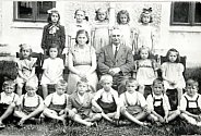 TŘÍDA 1. a ve školním roce 1950/1951. Na fotografii spolužáci z kostelecké základní školy se svou třídní učitelkou Vlastou Vichtovou a ředitelem Osladilem.
