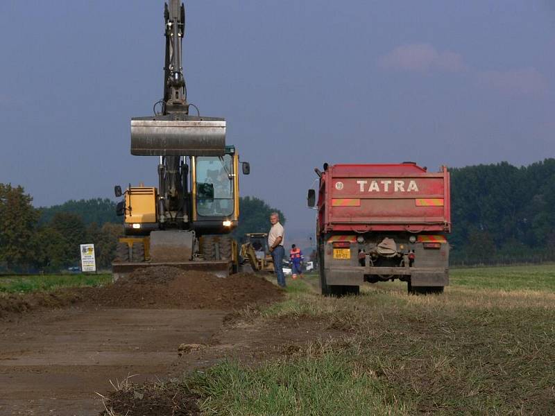 Druhá etapa stavby cyklostezky z Prostějova do Kostelce na Hané je v plném proudu