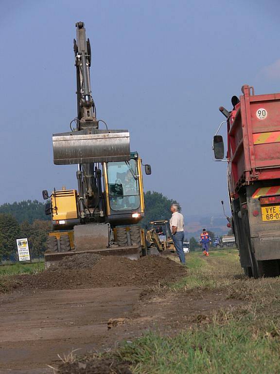 Druhá etapa stavby cyklostezky z Prostějova do Kostelce na Hané je v plném proudu