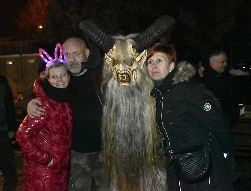 Mikulášská nadílka spojená s průvodem alpských čertů Krampusáků potěšila U Rockyho davy lidí. 4.12. 2022