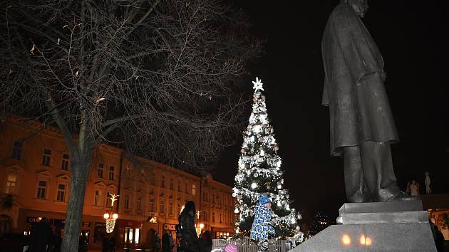 Od pátečního podvečera se rozsvítil na prostějovském náměstí vánoční strom. Jmenuje se Jiskra naděje. 27.11. 2020