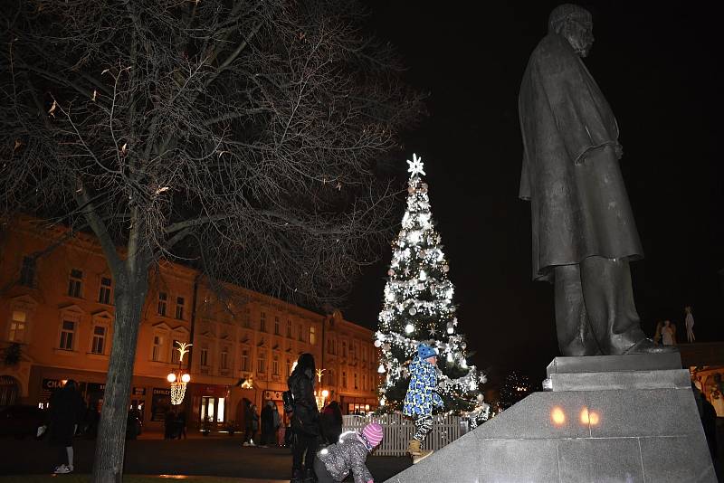 Od pátečního podvečera se rozsvítil na prostějovském náměstí vánoční strom. Jmenuje se Jiskra naděje. 27.11. 2020