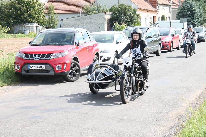 Přehlídka historických motorových vozidel v rámci soutěžní přehlídky Rallye na pohodu - z lázní do lázní. 18.8. 2019