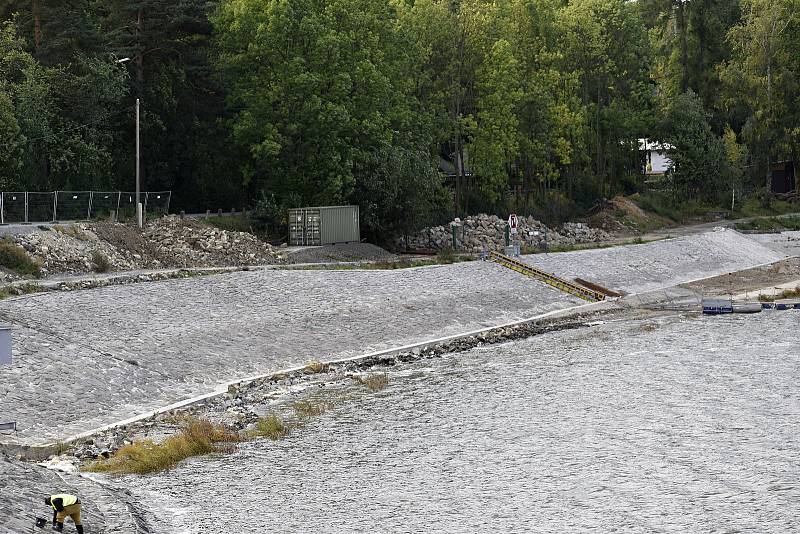 Plumlovská přehrada. Aktuální stav vodní hladiny je stále hluboko pod normálem. Dál se pracuje v okolí přelivu.  24.9. 2021