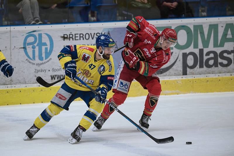 Hokejisté Přerova (ve žlutém) doma padli v derby s Prostějovem 0:3.