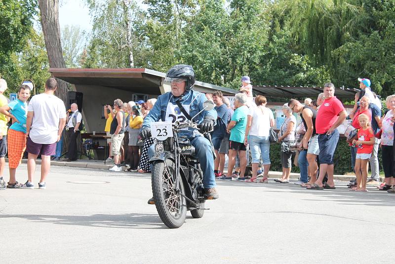 Přehlídka historických motorových vozidel v rámci soutěžní přehlídky Rallye na pohodu - z lázní do lázní. 18.8. 2019