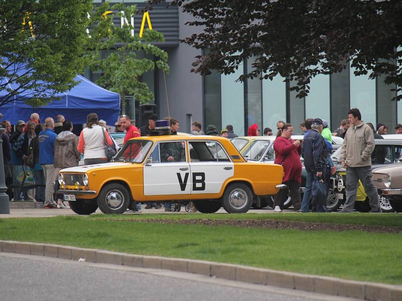 Desítky a desítky historických automobilů přijížděly v neděli ráno na hlavní prostějovské náměstí. Starší ročníky zde tak mohly zavzpomínat na své řidičské začátky, mladší pak obdivovat krásu sedmdesátiletých čtyřkolých dědečků. 