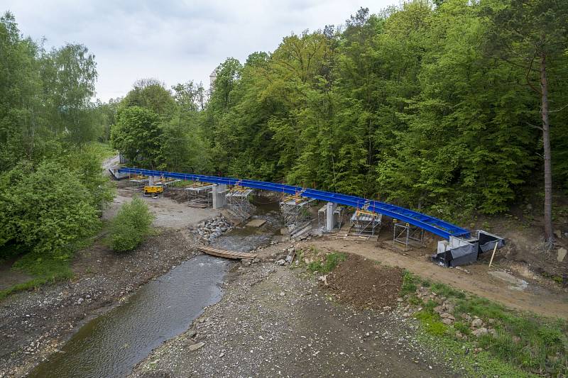 Pokládání ocelové konstrukce cyklostezkového mostu na plumlovské přehradě - 17. května 2021