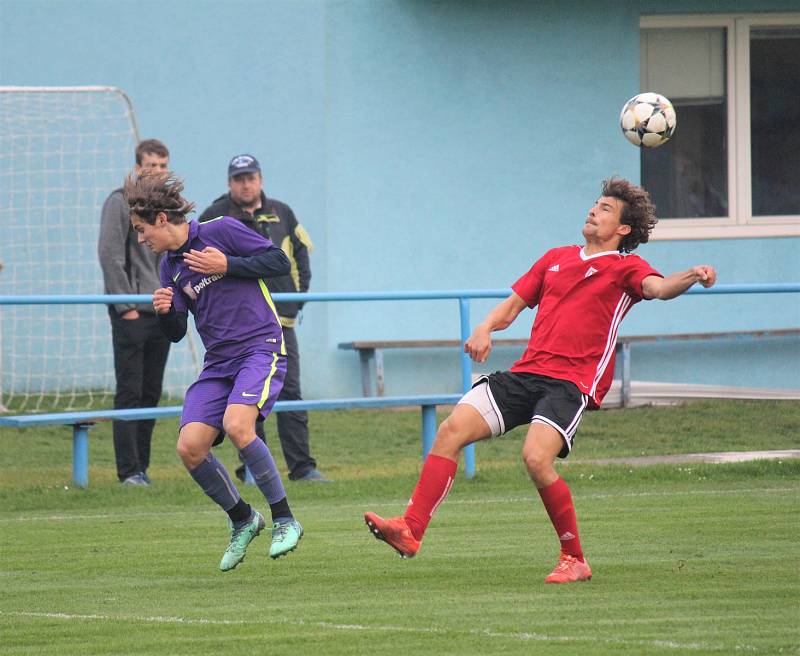 Mohelničtí fotbalisté (ve fialovém) vyhráli v posledním utkání podzimu v Kralicích 6:1.