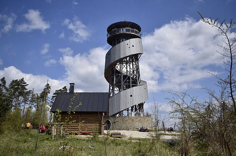 Na den vítězství se pro mnoho turistů stala atraktivním cílem rozhledna na Velkém Kosíři. 8.5. 2021