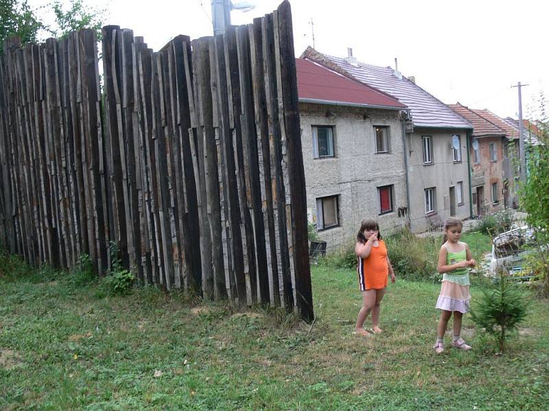 Němčická střelnice sice splňuje hlukové normy, ale lidé v ulici Hliník s jejím provozem spokojeni nejsou. Od blízké zástavby je oddělena jen chatrnou prkennou stěnou.