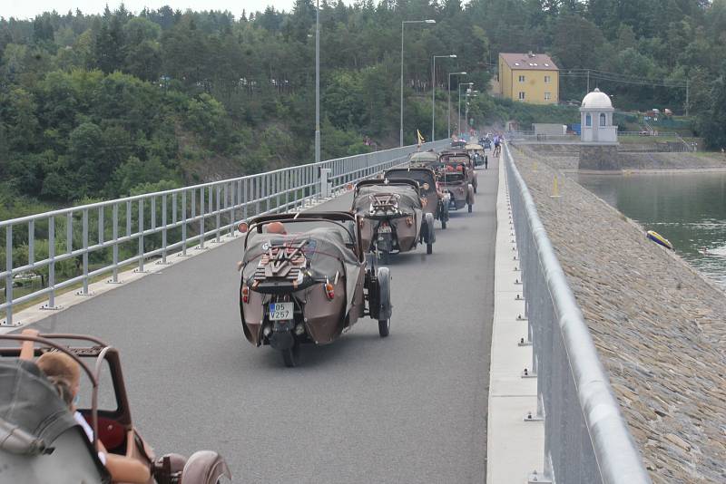 Pořádné pozdvižení vyvolaly v neděli velorexy. Desítky se jich vypravily na spanilou jízdu okolo přehrady.