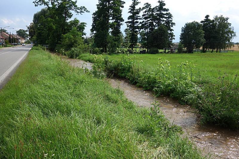 Následky bouřky ve Vrchoslavicích - rozvodněný potok, zalité silnice i hřiště - 20. 7. 2020