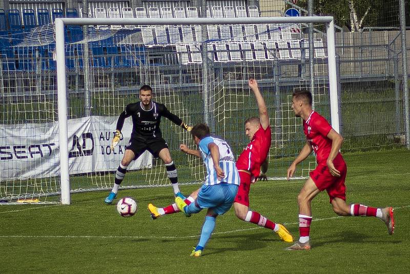 Fotbalisté Prostějova (v bílo-modrém) prohráli s Líšní 0:1.