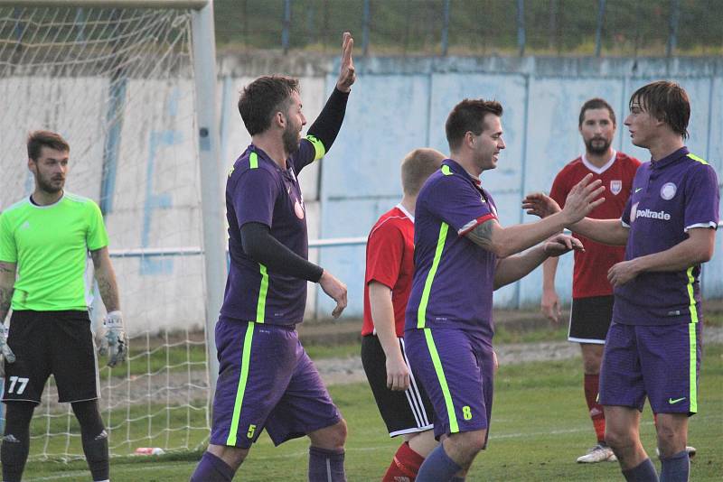 Mohelničtí fotbalisté (ve fialovém) vyhráli v posledním utkání podzimu v Kralicích 6:1.