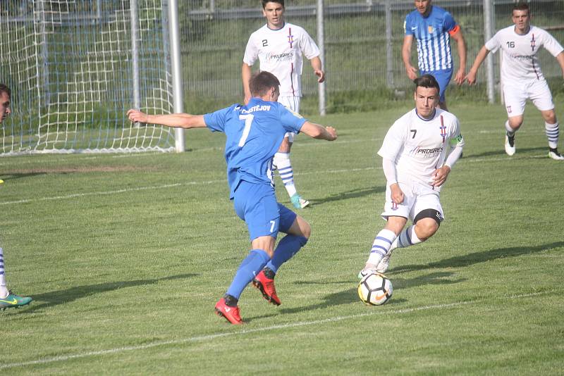 Fotbalisté Prostějova (v modrém) doma podlehli Líšni 2:6